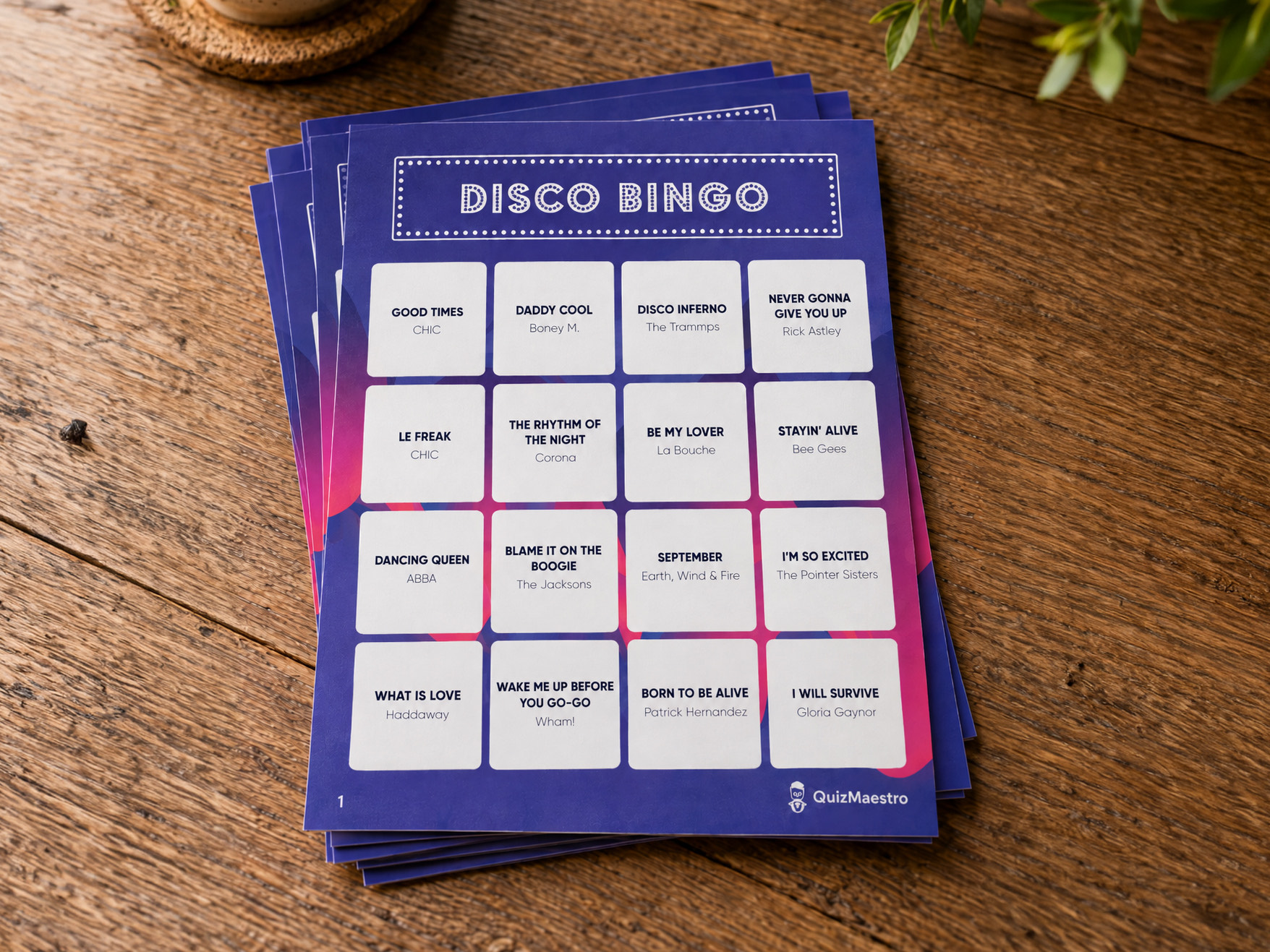 Een stapel gedrukte Disco Bingo kaarten op een houten tafel