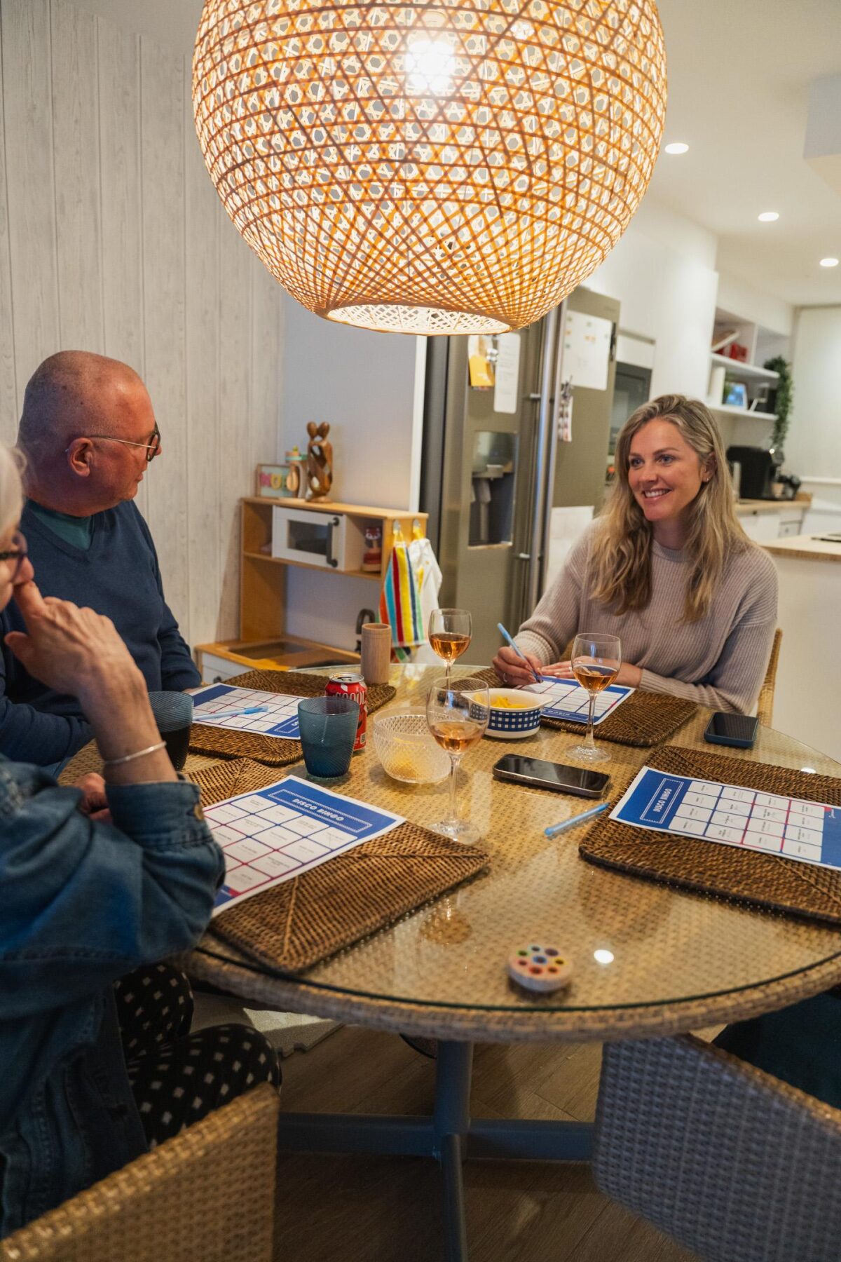 Familie speelt samen een spel aan tafel tijdens een weekend weg
