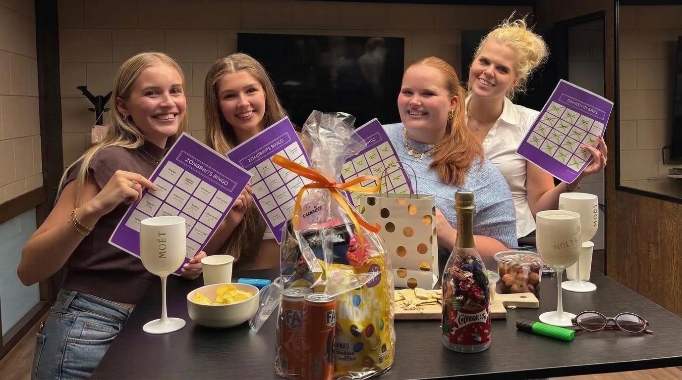 Vrienden spelen muziekbingo aan tafel